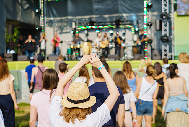 固定電話でも携帯でも難しかった、“緊急×短期×複数人対応”という課題